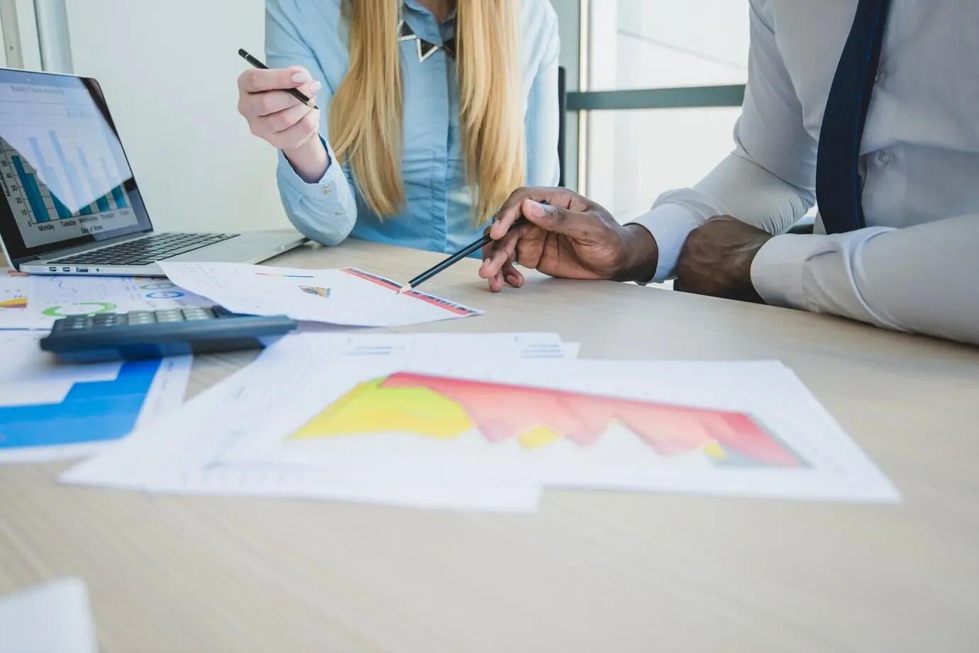 Documentos encima de la mesa