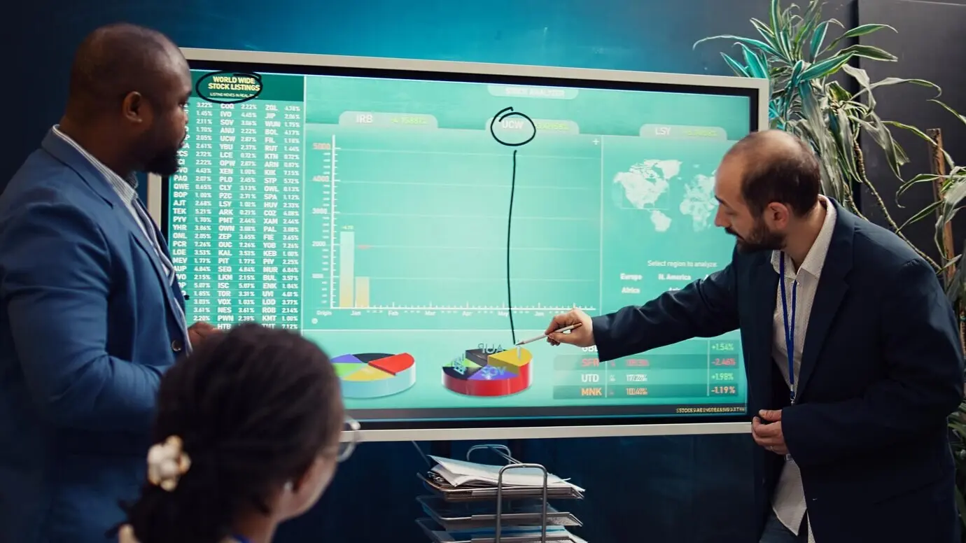 Equipo de marketing reunido en una sesión de intercambio de información para estudiar actualizaciones.