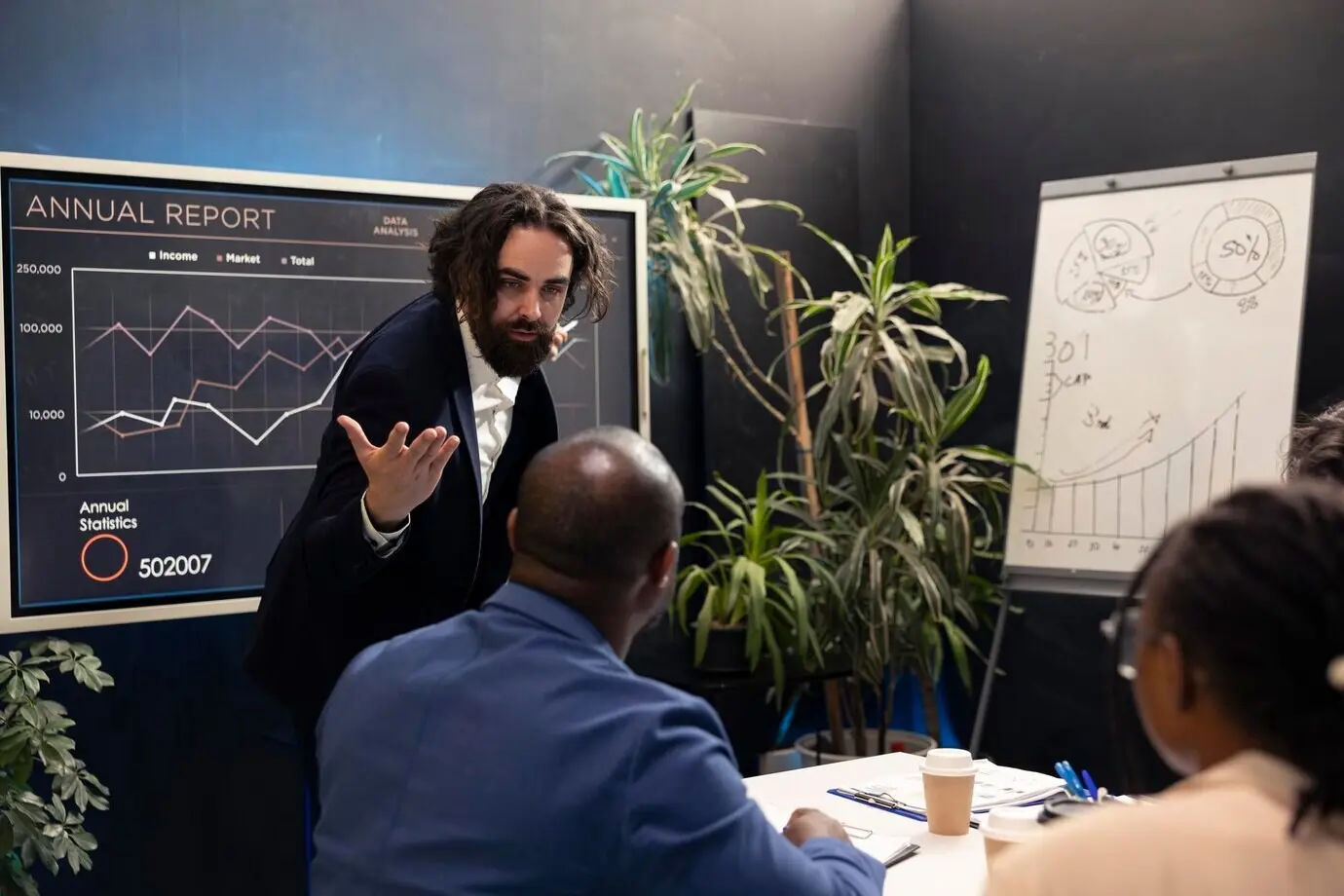 El gerente general comparte información esencial con su equipo.