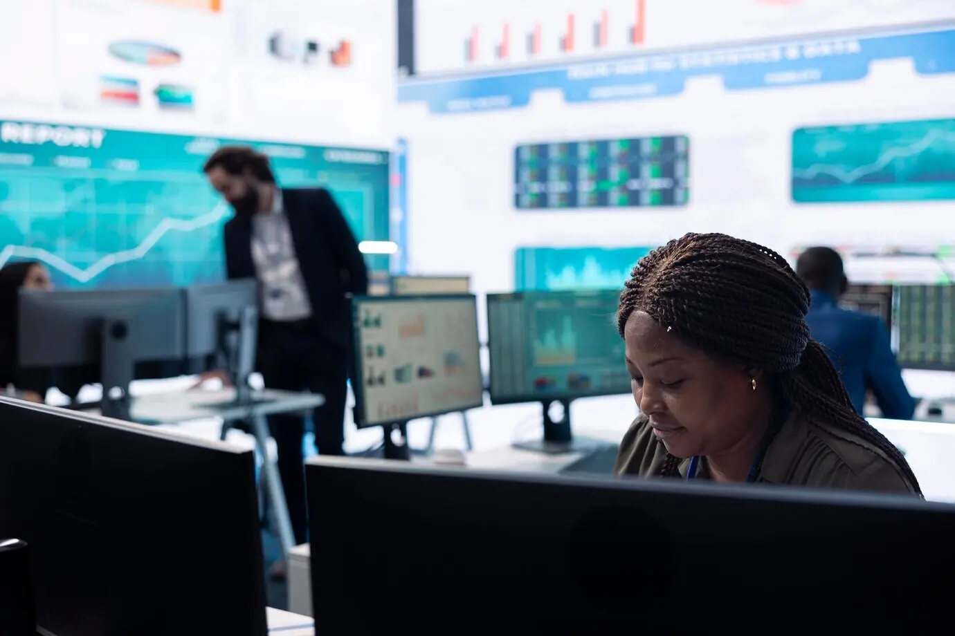 El director general emplea big data para ayudar a resolver tareas en la sala de control.