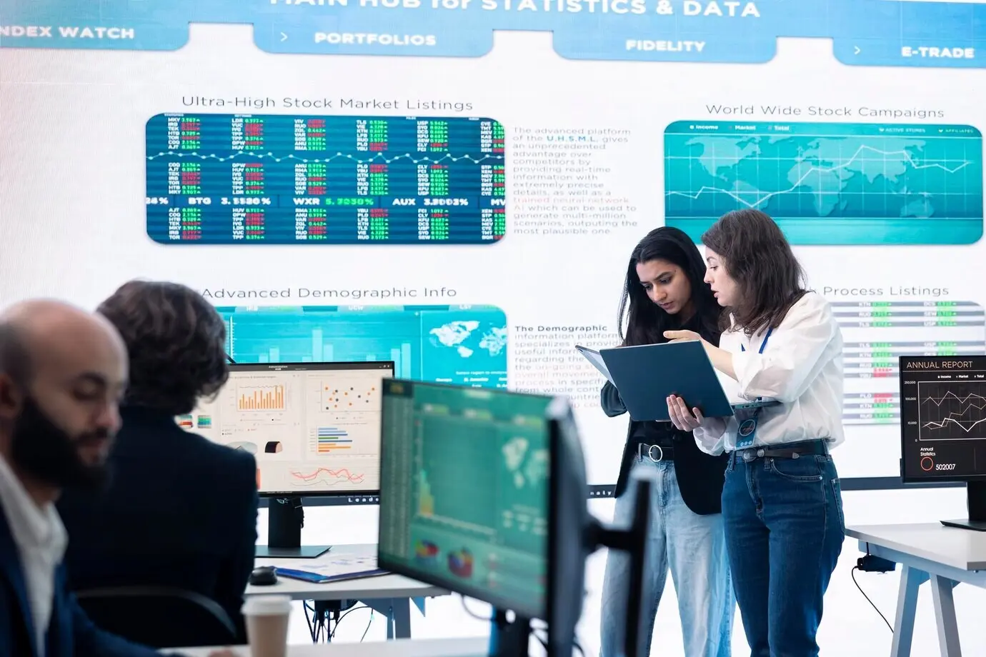 Un grupo de afiliados profesionales de pronósticos trabaja en una sala de monitoreo.